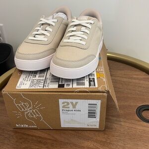 NIB Kizik Prague Kids Sneakers Size 2Y